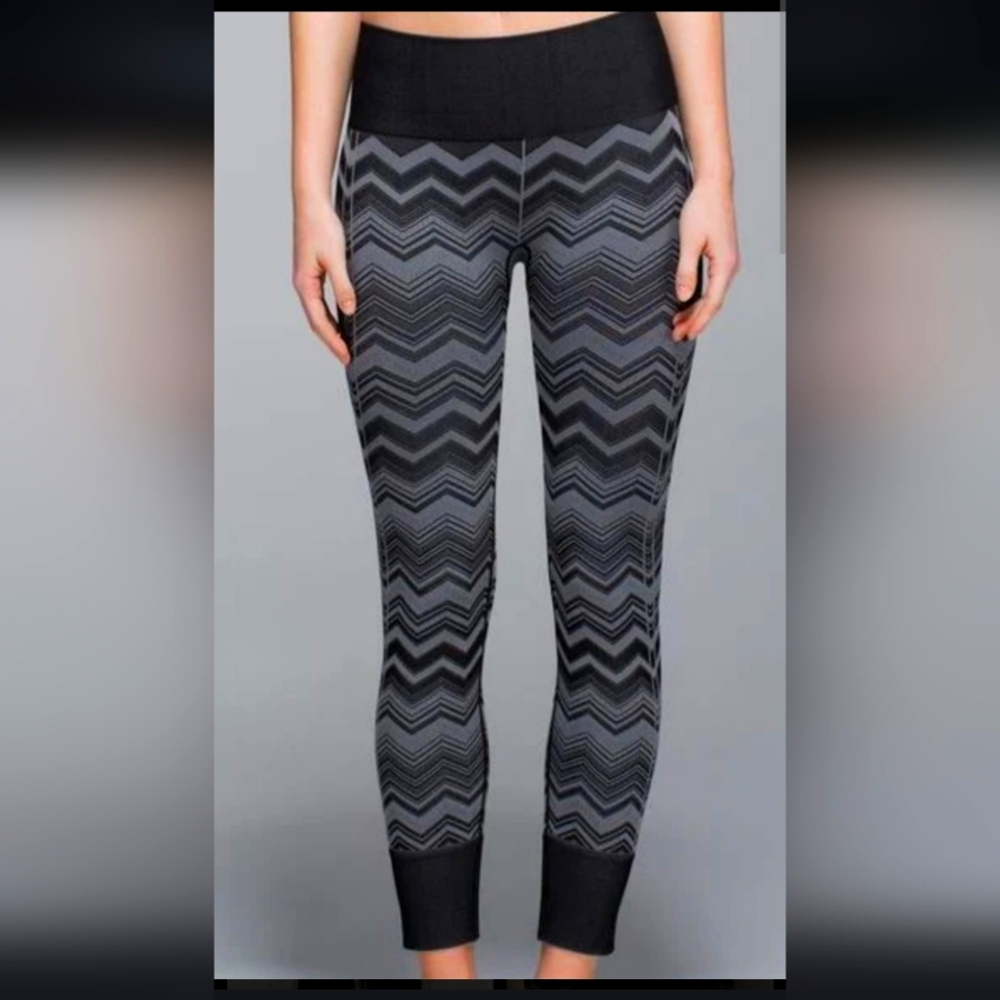 LULULEMON Ebb To Street Pant Chevron Black and Gray Leggings